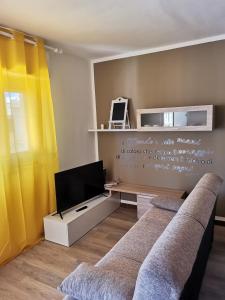 un soggiorno con 2 divani e una TV di La vie est belle Apartments Sicily a Balestrate