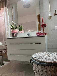 bagno con lavandino e specchio di B&B Stella Al Pina a Tezze