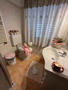 un piccolo bagno con lavandino e servizi igienici di B&B Stella Al Pina a Tezze