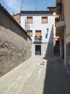 an empty alley with a white building in the background at Casa Albillo in Tudela
