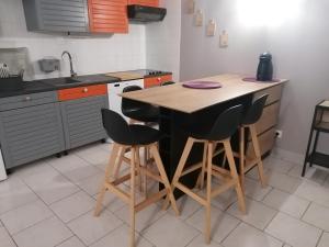 Kuchyňa alebo kuchynka v ubytovaní Mimilou Mont St Loup piscine privée