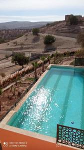 una vista aérea de una piscina en un desierto en Gîte Forest Kasbah, en Kasba et Tahar