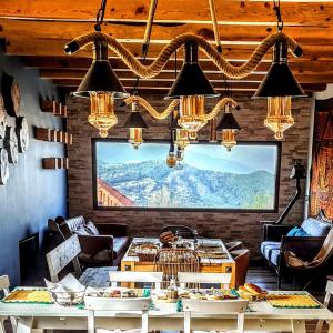 een kamer met tafels en stoelen en een groot raam bij Maurice Bonjean in Ifrane