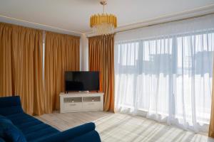 A television and/or entertainment centre at Bel Air Mamaia Nord -Apartament Delux