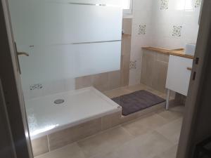 Kúpeľňa v ubytovaní Mimilou Mont St Loup piscine privée + 15 fotografií