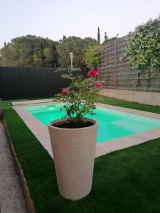 Poolen vid eller i närheten av MimiLou rez-de-jardin avec piscine & spa