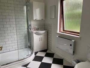 uma casa de banho com um chuveiro, um lavatório e um WC. em Jack’s Roost em Clovenfords