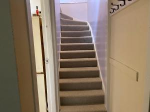 una escalera en una habitación con escalera en Jack’s Roost, en Clovenfords