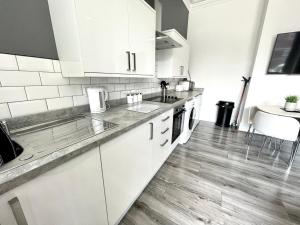 Kuchyň nebo kuchyňský kout v ubytování Reads Luxury Jacuzzi Apartments
