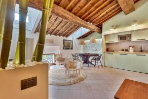 uma cozinha e sala de estar com mesa e cadeiras em Magnolia, Terre Marine em Lerici
