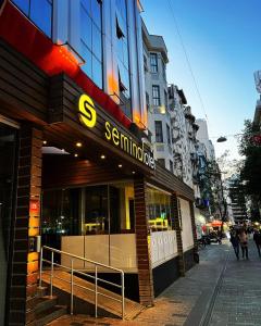 una tienda de industrias Senna en una calle de la ciudad en Seminal Hotel Taksim, en Estambul