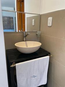 baño con lavabo y espejo en Arena de mar depto K en Mar de las Pampas