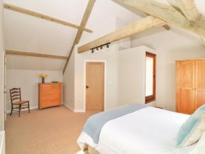 A bed or beds in a room at Cherrywood Barn