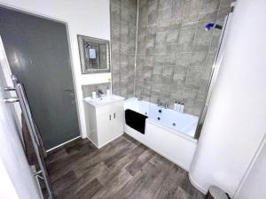 Koupelna v ubytování Reads Luxury Jacuzzi Apartments