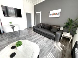 TV a/nebo společenská místnost v ubytování Reads Luxury Jacuzzi Apartments