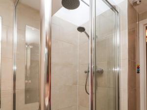 una ducha con puerta de cristal en un baño en Old Town House, en Dawlish 11 fotos más