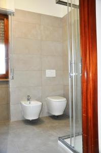 e bagno con servizi igienici, lavandino e doccia. di VIALE REPUBBLICA 307 6 a Pietra Ligure