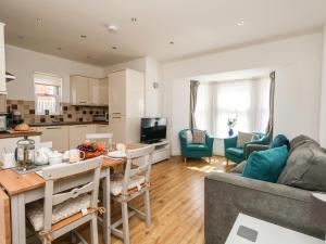 Una cocina y una sala de estar con un sofá y una mesa. en Marina Reach, en Weymouth 22 fotos más