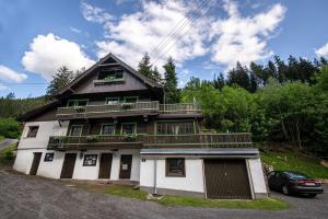a house with balconies and a car parked in front of it at Plan B Appartementen in Bad Kleinkirchheim