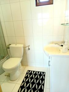 La salle de bains est pourvue de toilettes et d'un lavabo. dans l'établissement Domki Letniskowe Paula, à Darłowo