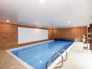 una gran piscina en una habitación con una pared de ladrillo en Dale View, en Cockermouth