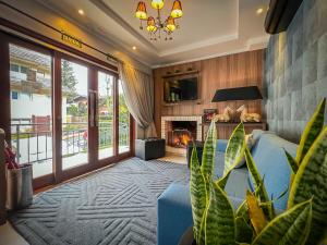 - un salon avec un canapé bleu et une cheminée dans l'établissement Pousada Viena, à Gramado