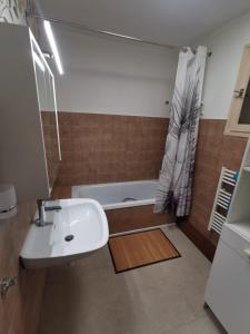 ein Badezimmer mit einem Waschbecken und einer Badewanne in der Unterkunft PROVENCE, SOLEIL ET LUBERON !!! Coin jardin 3 Lits 2 Chambres 80 m2 in Cheval-Blanc