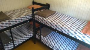 two bunk beds are in a room with a wall at Casarão 2 in Caxias do Sul