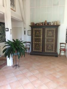 a room with a large cabinet and a plant in it at Appartement près de DOLE in Menotey