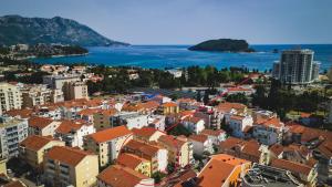 une vue aérienne sur une ville avec des bâtiments dans l'établissement Apartments Memidz, à Budva