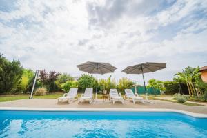 Bazén v ubytovaní Villa Chiara with Private Pool and garden alebo v jeho blízkosti