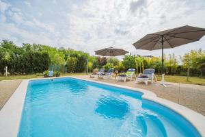 Bazén v ubytovaní Villa Chiara with Private Pool and garden alebo v jeho blízkosti