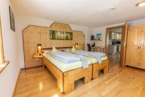 um quarto com uma grande cama de madeira num quarto em Ferienhaus Broche em Hilchenbach