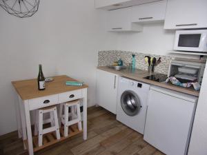 a kitchen with a sink and a washing machine at Le Bain de mer, Studio à la plage, Pleneuf in Le Val-André