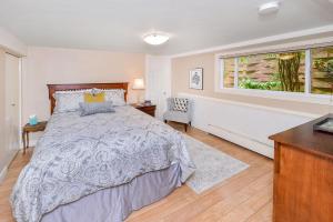 ein Schlafzimmer mit einem großen Bett und einem Fenster in der Unterkunft Manor Suite Off Rockland in Victoria