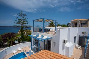 een uitzicht op een huis met een zwembad bij Villa Salomon BY APOKORONAS-VILLAS in Plaka