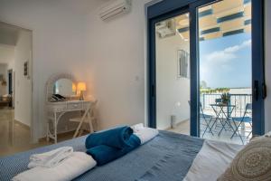 Un dormitorio con una cama con vista al mar. en Villa Salomon BY APOKORONAS-VILLAS, en Plaka 32 fotos más