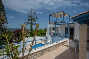 Villa con vistas a la piscina en Villa Salomon BY APOKORONAS-VILLAS, en Plaka