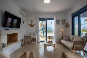 una sala de estar con un sofá y una mesa en Villa Salomon BY APOKORONAS-VILLAS, en Plaka