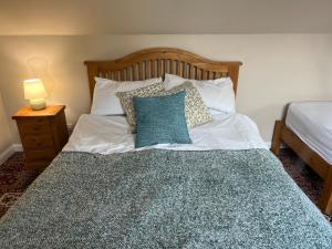 een slaapkamer met een bed met een groen kussen erop bij Strathallan B&B in Inverness