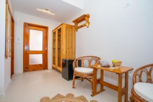 een kamer met een tafel en stoelen en een deur bij Casa Nikita in Vama Veche