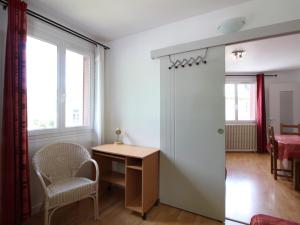 ル・モンドールにあるT2 cosy avec jardin, proche centre, chien accepté - FR-1-608-59のデスク、椅子、窓が備わる客室です。