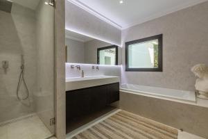 A bathroom at Holiday villa for rent in Marbella