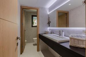A bathroom at Holiday villa for rent in Marbella