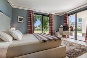 A bed or beds in a room at Holiday villa for rent in Marbella