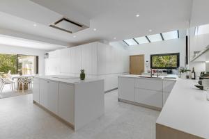 A kitchen or kitchenette at Holiday villa for rent in Marbella
