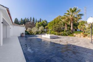 A garden outside Holiday villa for rent in Marbella