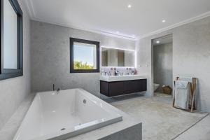 A bathroom at Holiday villa for rent in Marbella
