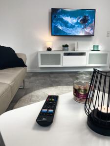 a remote control sitting on a table in a living room at FeWo*Bad Wildungen*Stadtmitte*Netflix*Stellplatz in Bad Wildungen