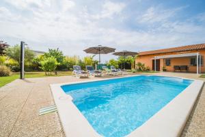 Bazén v ubytovaní Villa Chiara with Private Pool and garden alebo v jeho blízkosti